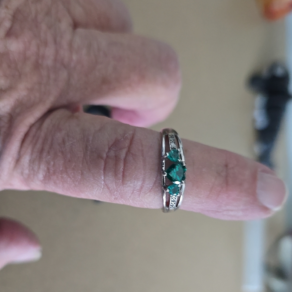 Classic Green and Silver Ring with Vintage Design
